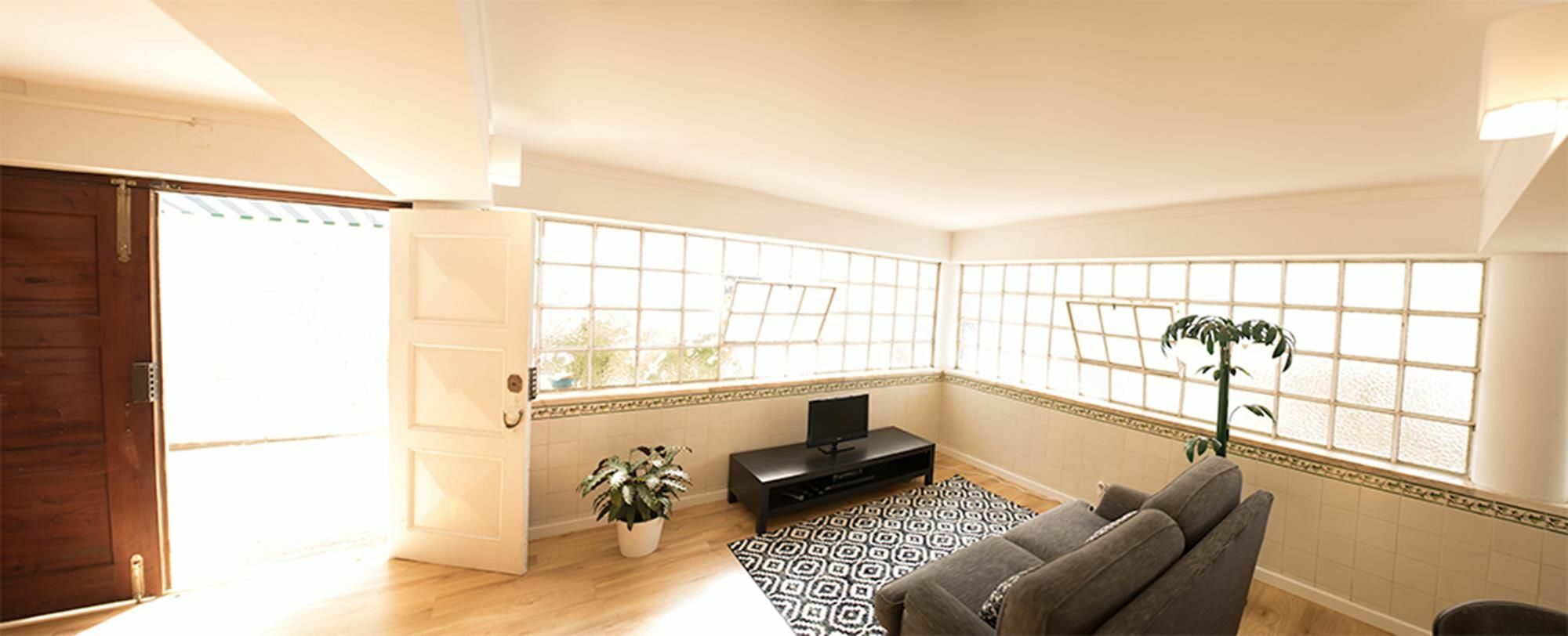 Two Bedroom Self Contained House * Carcavelos (Lisbon)