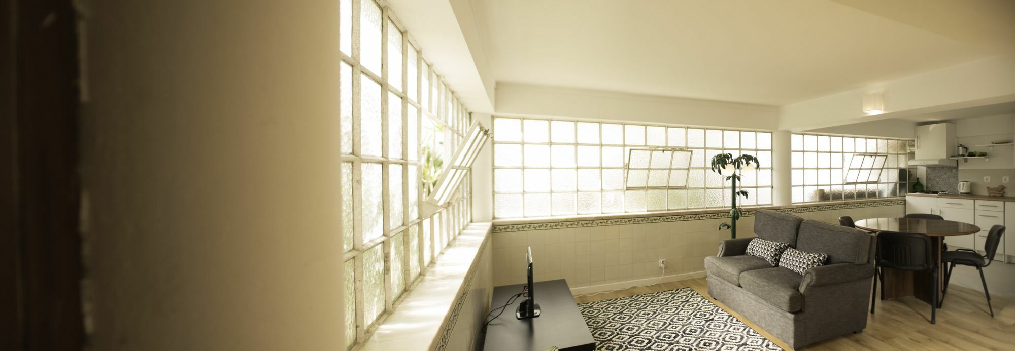 Two Bedroom Self Contained House * Carcavelos (Lisbon)