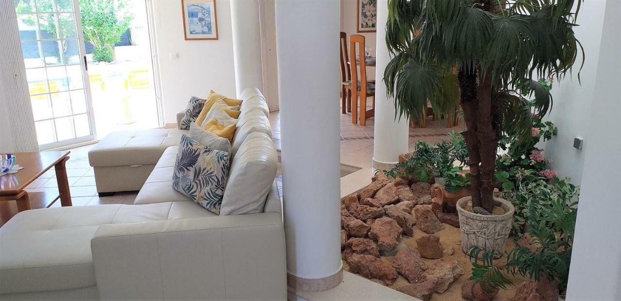 Villa V3 Rosada- Piscina Privativa, Estacionamento, Ar-condicionado, Familiar Vilamoura