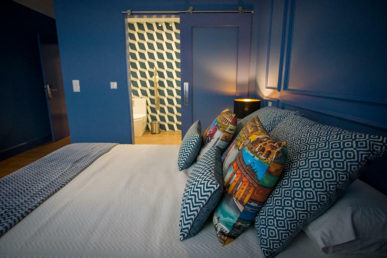 Zigzag Hostel *
