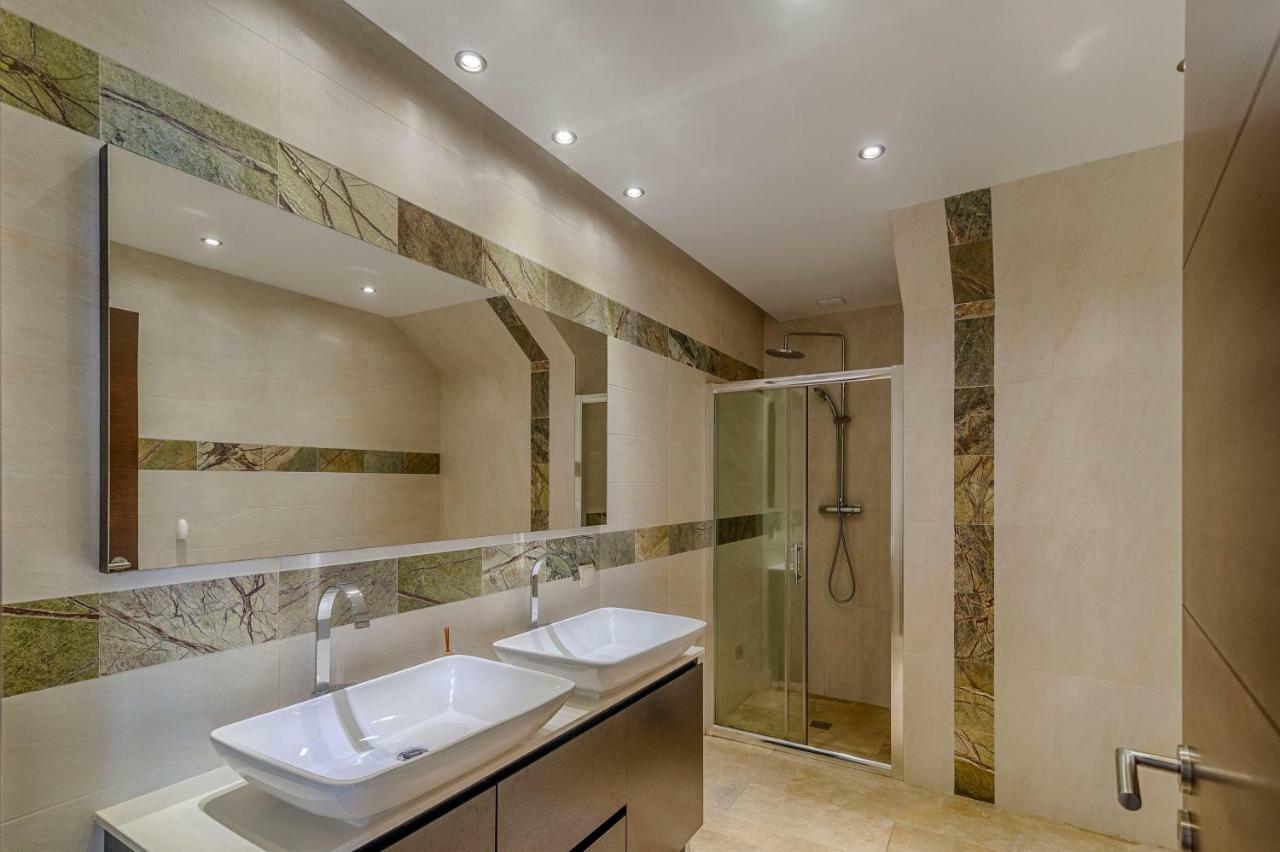 Aqua-jacuzzi-heatable Pool-sauna-gym-snooker Pousada