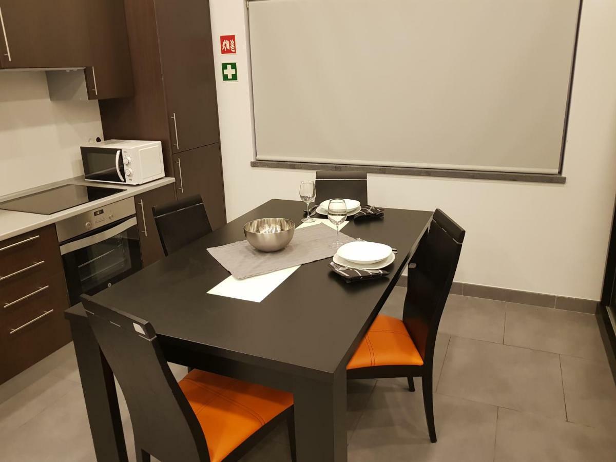 Black House Apartment *
