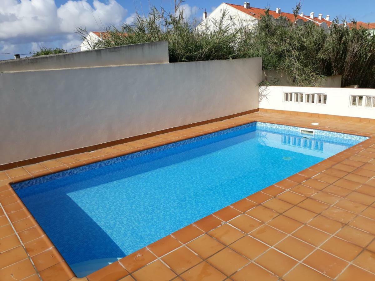 Baleal: Balconies And Pool Apartment