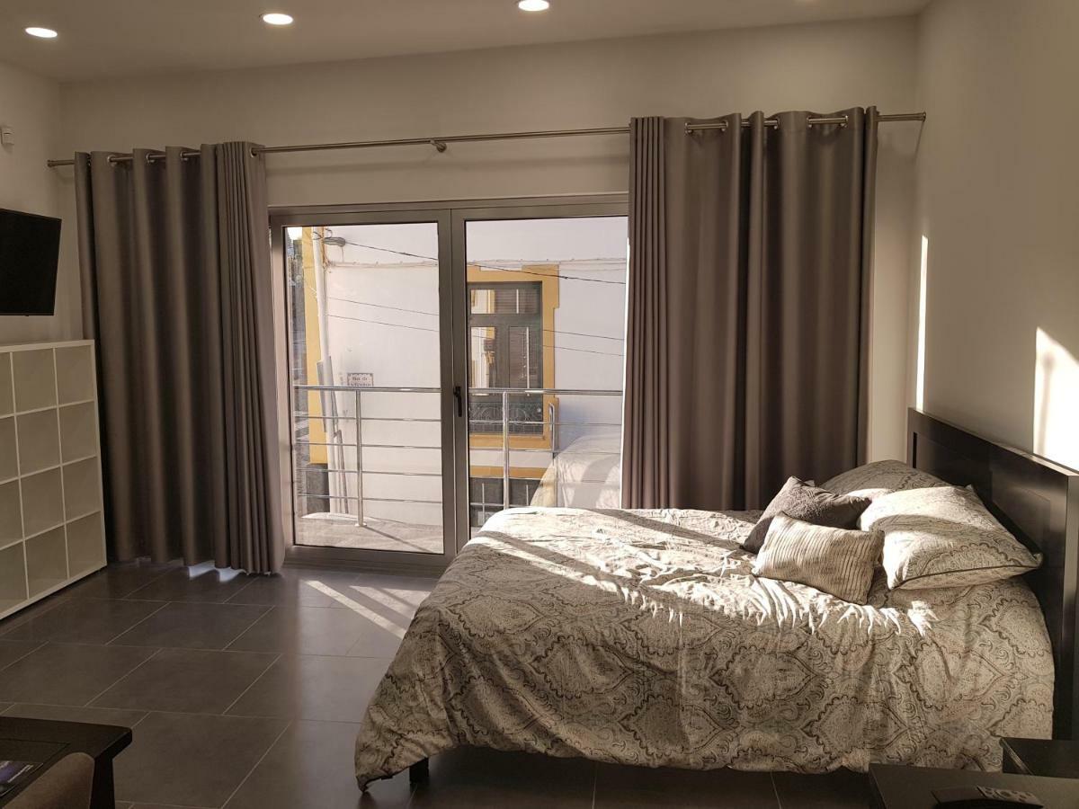Black House Apartment