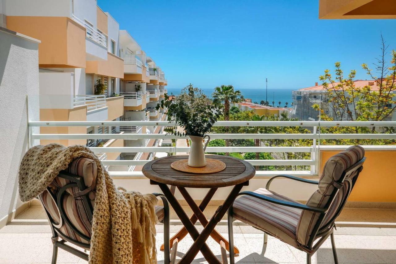 Fantastic Seaside Family With Pool Apartment Parede