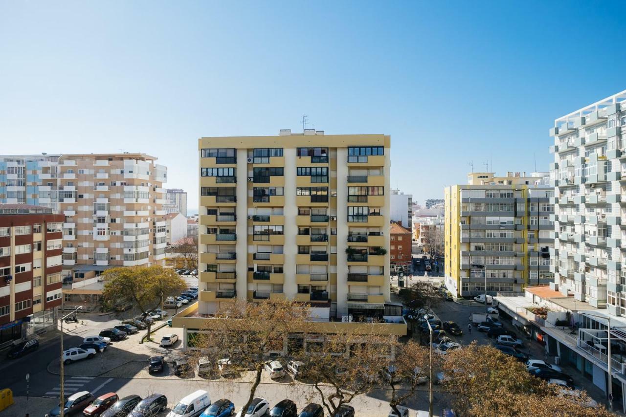 2 - 5 Mins From & Bars Apartment