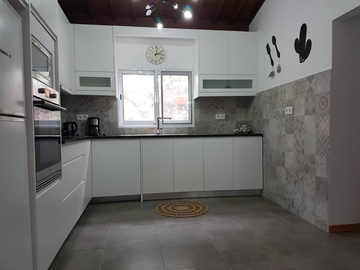 Join Our Relaxed House Near The Beach - Mosteiros Holiday home