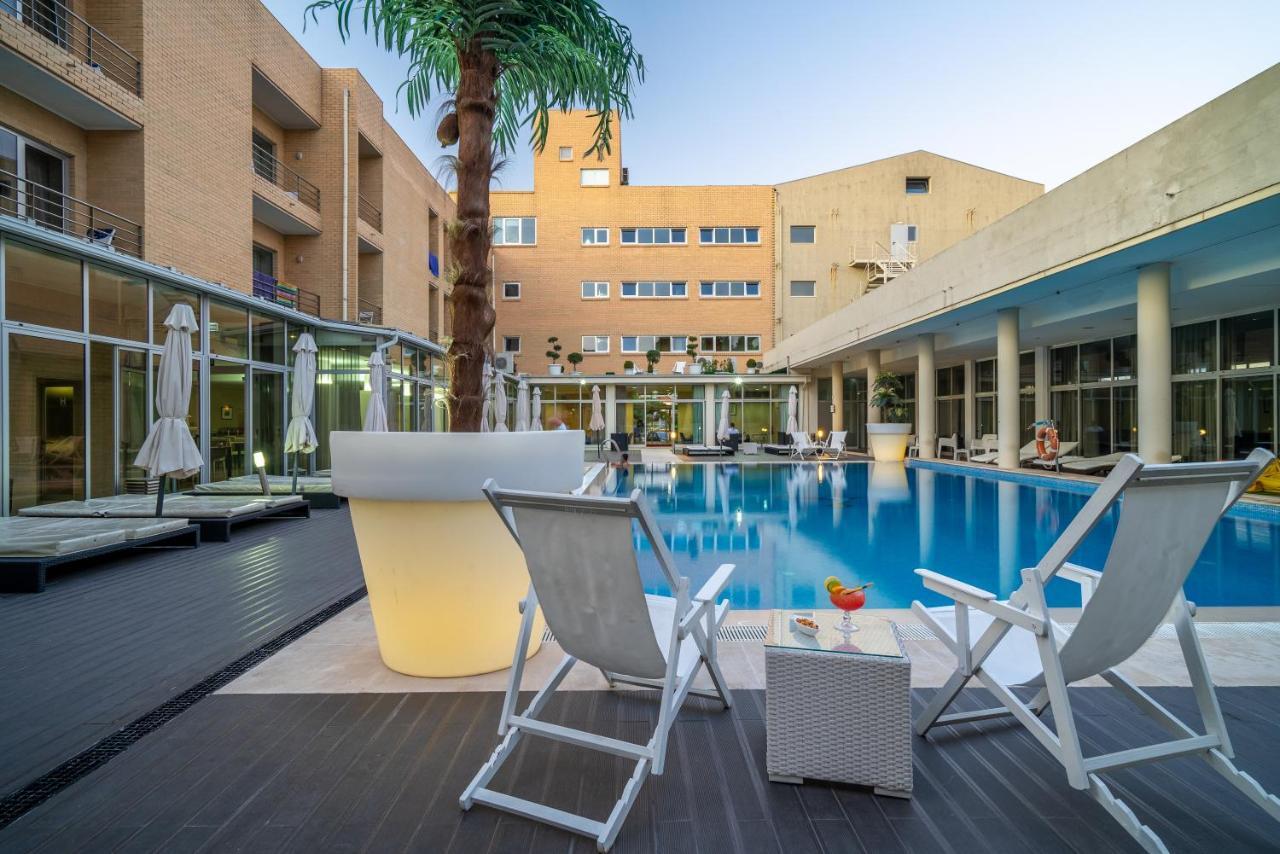 Hotel De Plaza & 4*