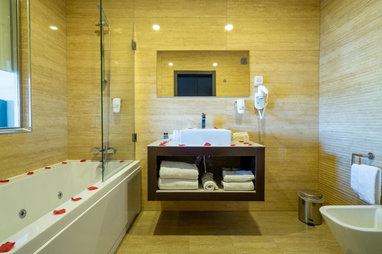 Hotel De Plaza & 4*