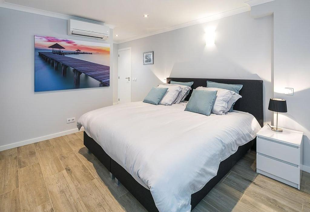 Stylish Modern Carvoeiro Villa 2 Bedrooms Villa Benagil Stunning Views Roof Terrace With Private Heated Pool Algarve Villa Lagoa (Algarve)