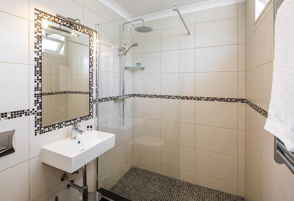 Stylish Modern Carvoeiro Villa 2 Bedrooms Villa Benagil Stunning Views Roof Terrace With Private Heated Pool Algarve *
