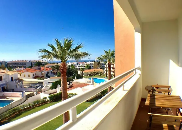 Bellavista Avenida Pool and city center