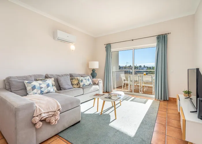 Host Wise - Bright & Stylish Lagos Flat With Pool