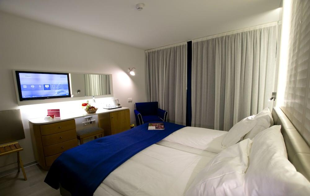The Views Monumental 4*