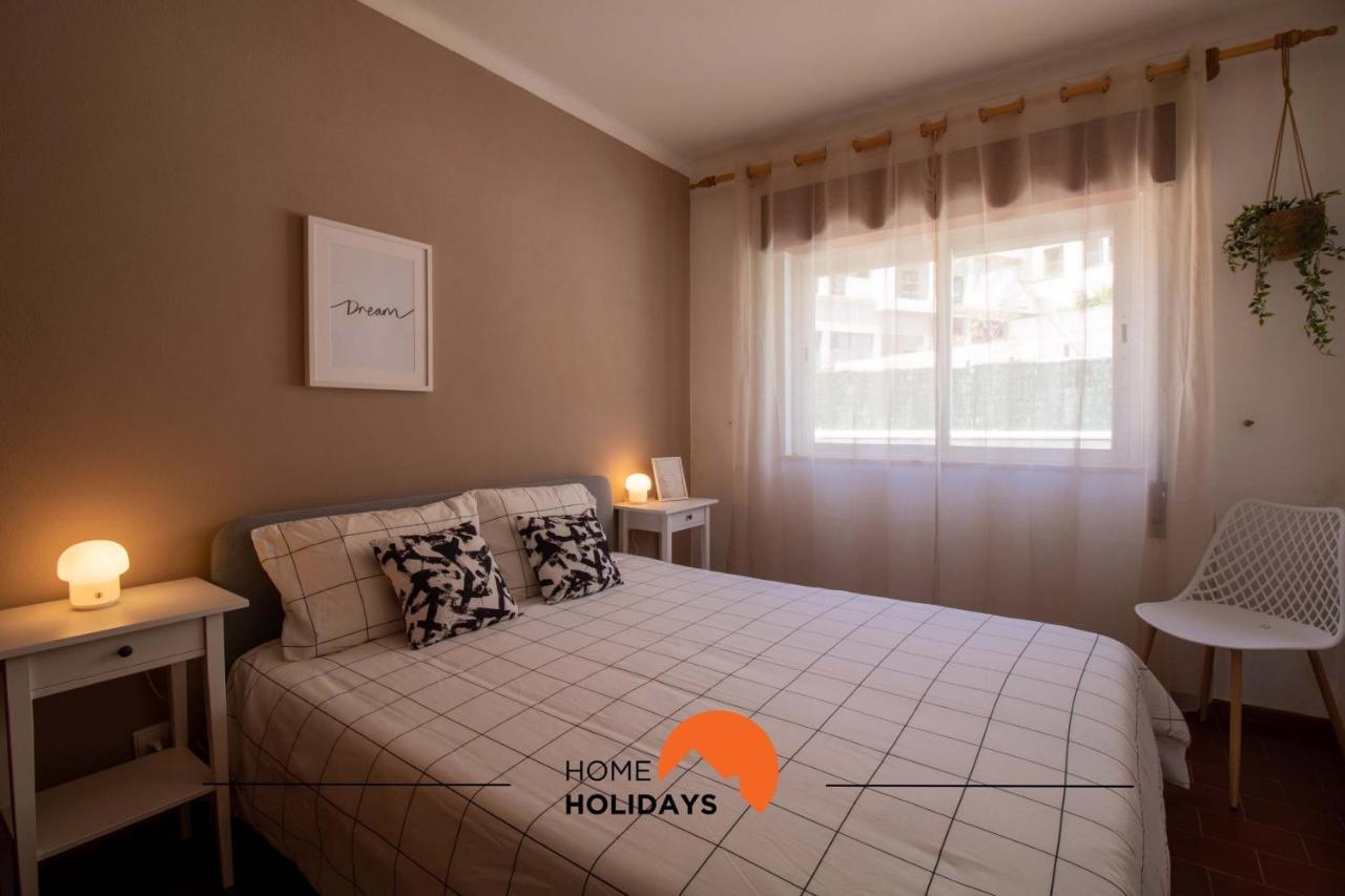 #103 Foxy V By Holidays