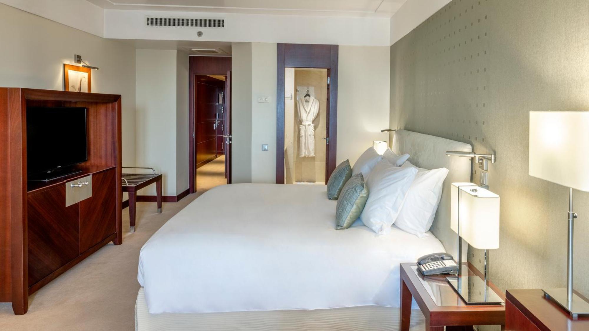 Crowne Plaza By Ihg Hotel