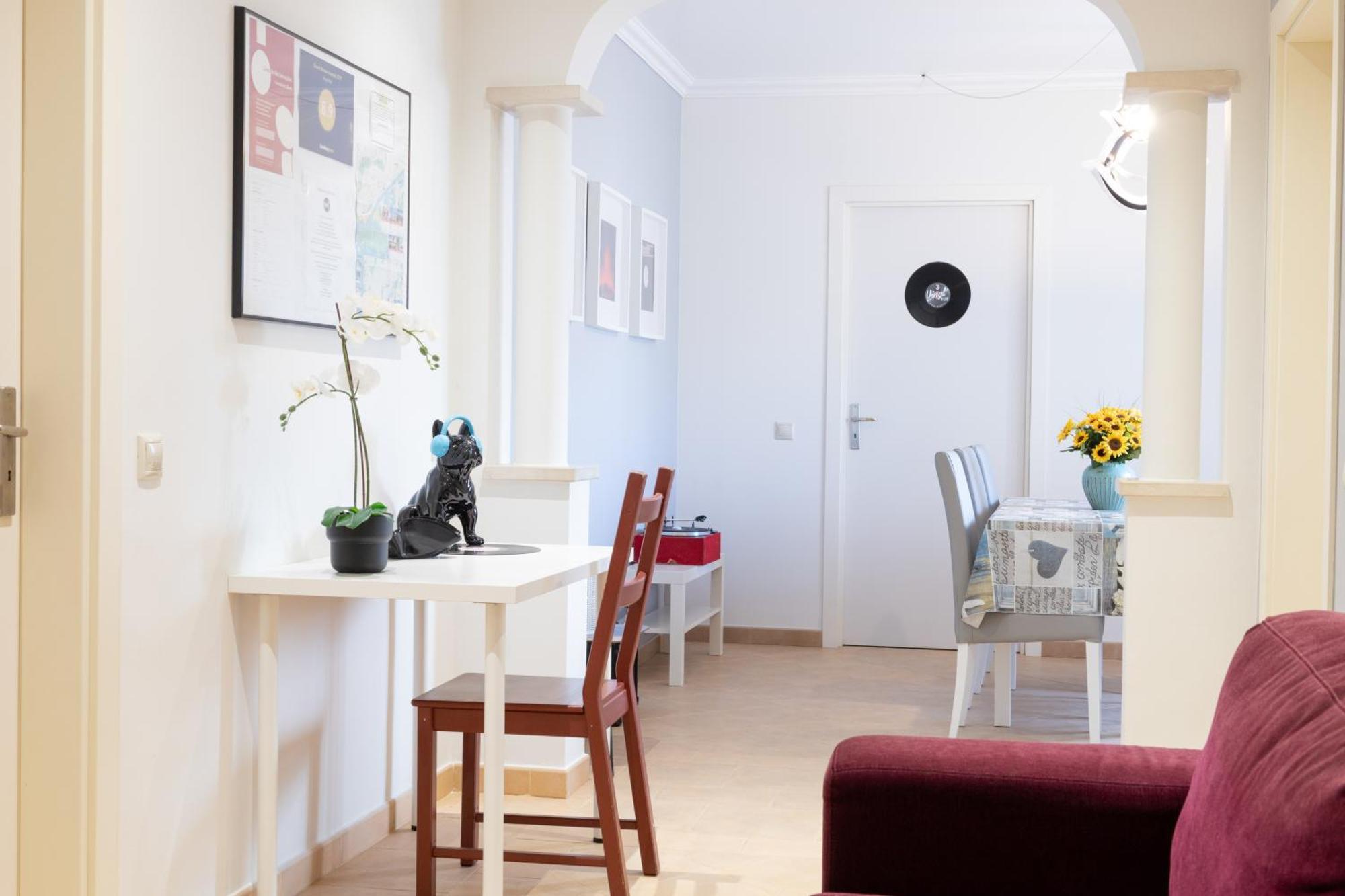 Bed & Breakfast Vinyl Flat -