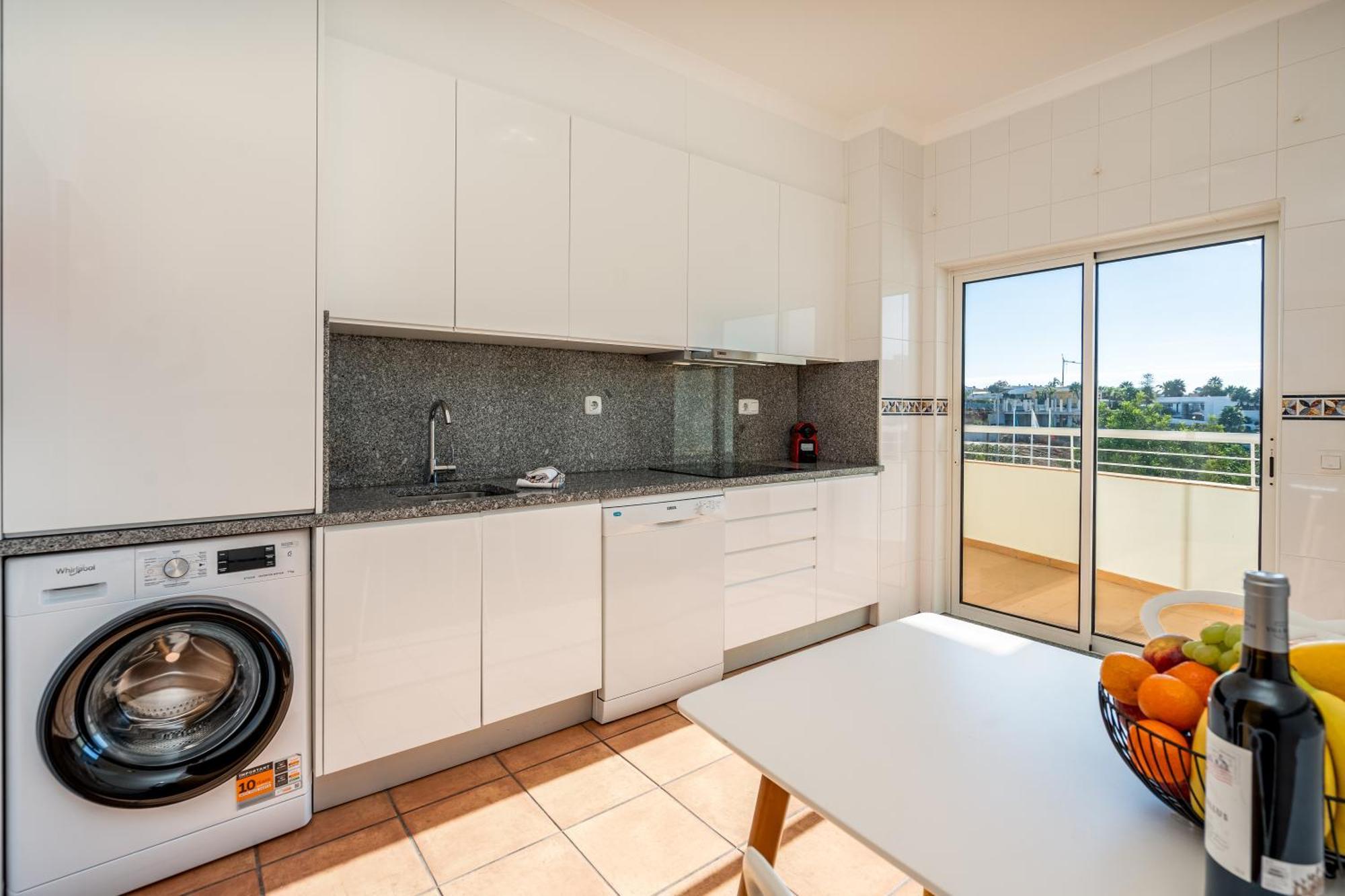 Host Wise - Bright & Stylish Flat With Pool