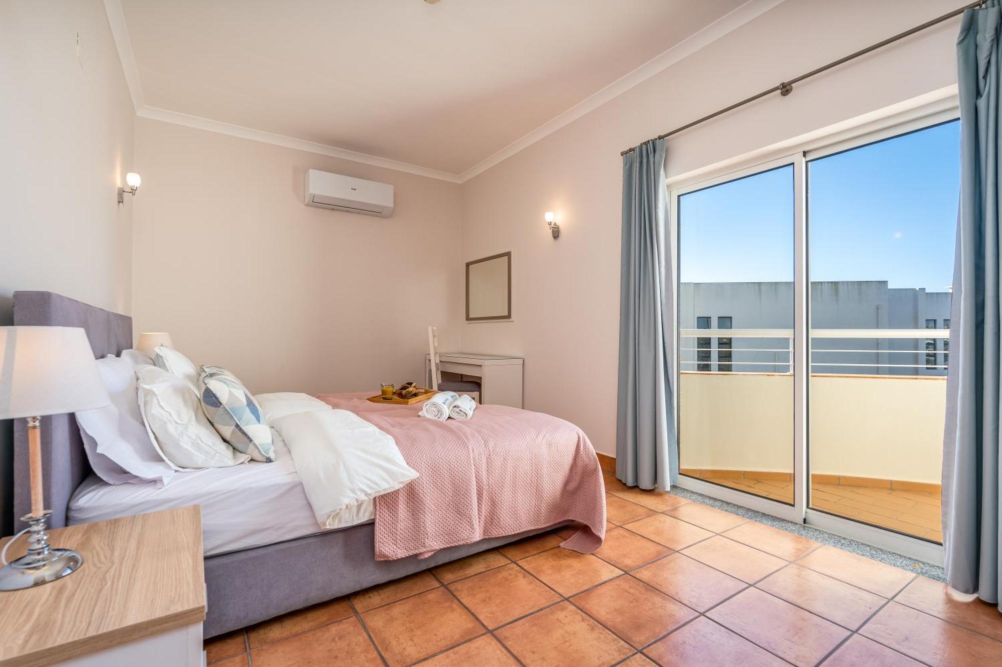 Host Wise - Bright & Stylish Flat With Pool * Lagos