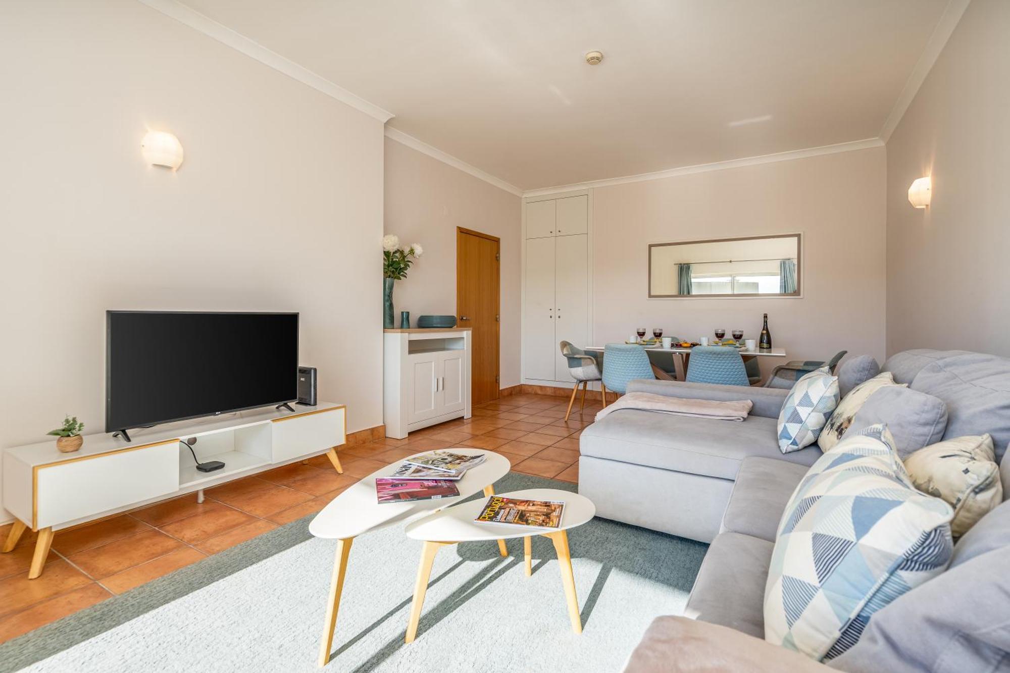 Host Wise - Bright & Stylish Flat With Pool