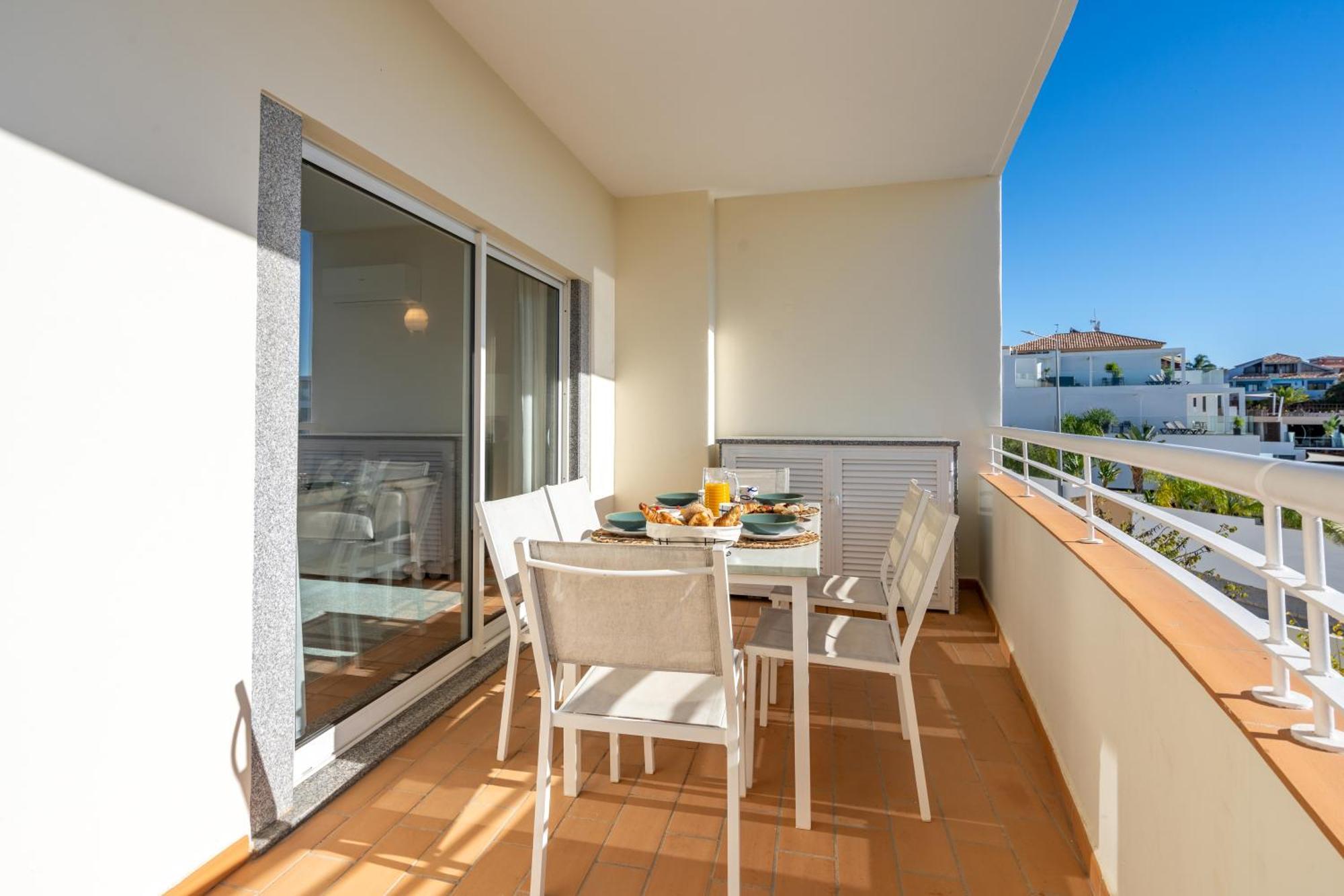 Host Wise - Bright & Stylish Flat With Pool Lagos