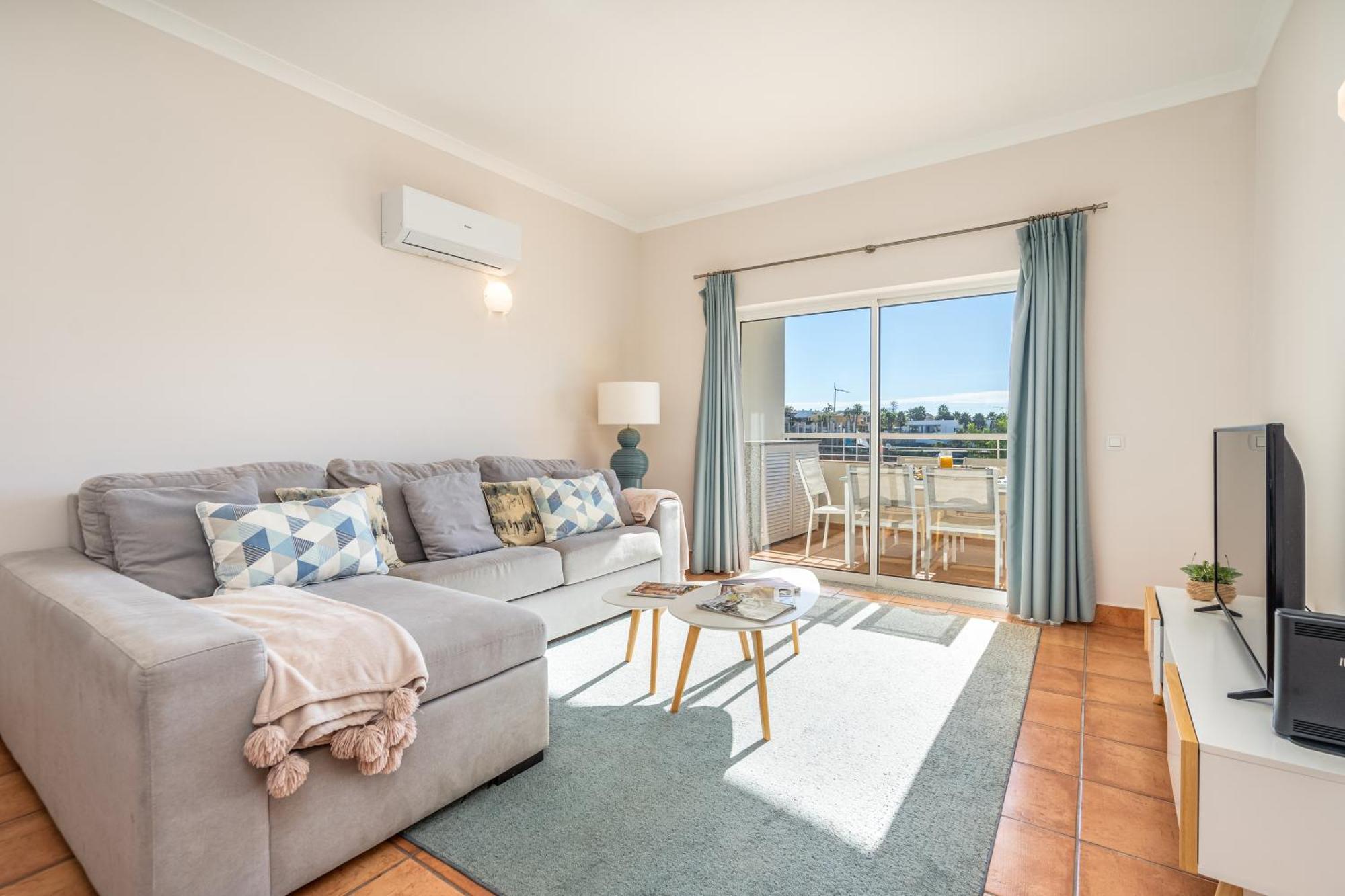 Host Wise - Bright & Stylish Flat With Pool * Lagos