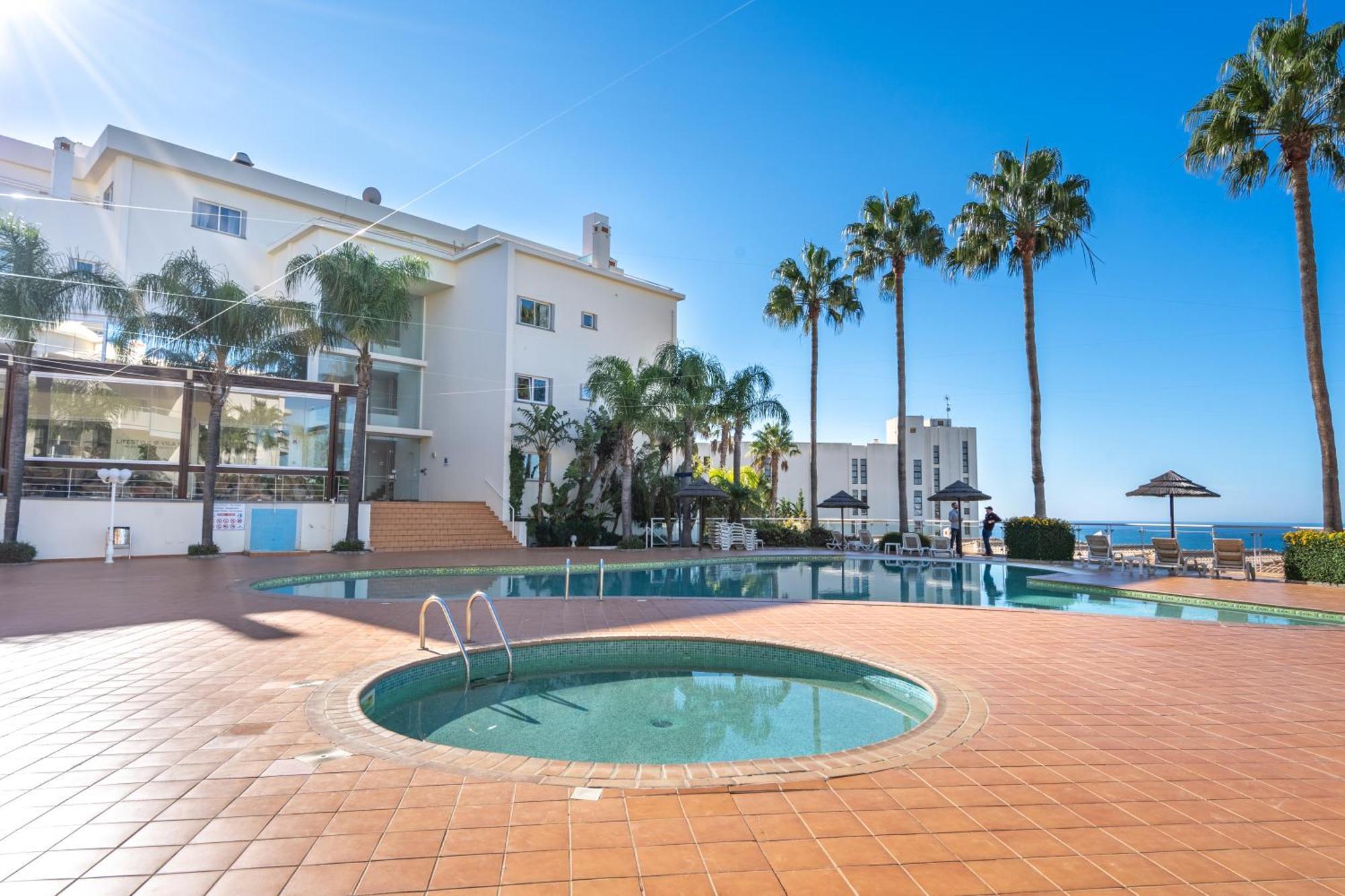Host Wise - Bright & Stylish Flat With Pool Apartment *