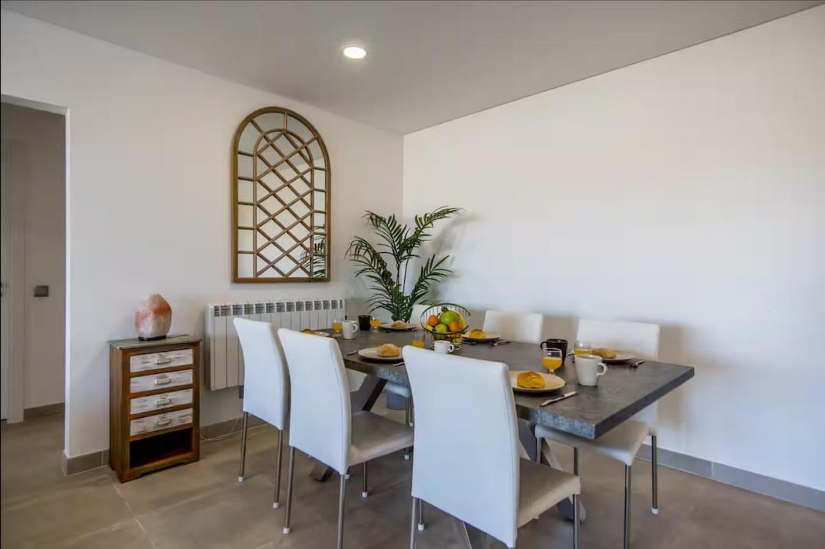 Sunny 3-bedroom Apartment