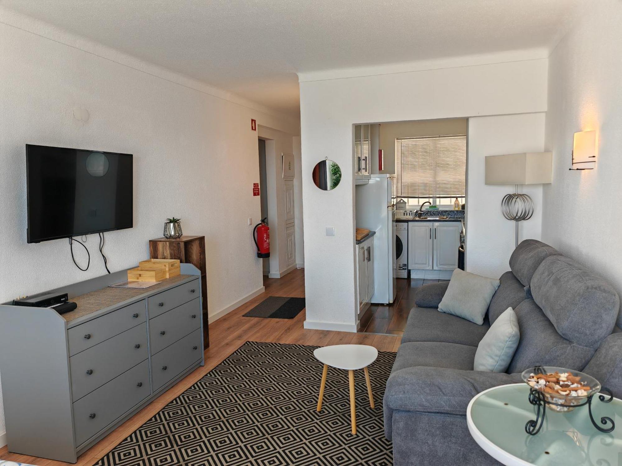Oura Com Piscina E Vista Mar Apartment