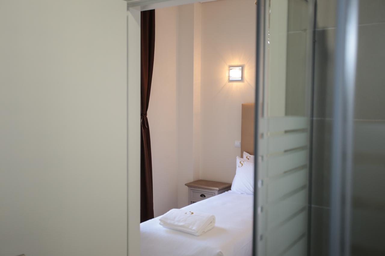 Bed and breakfast Suites Guest House 3*