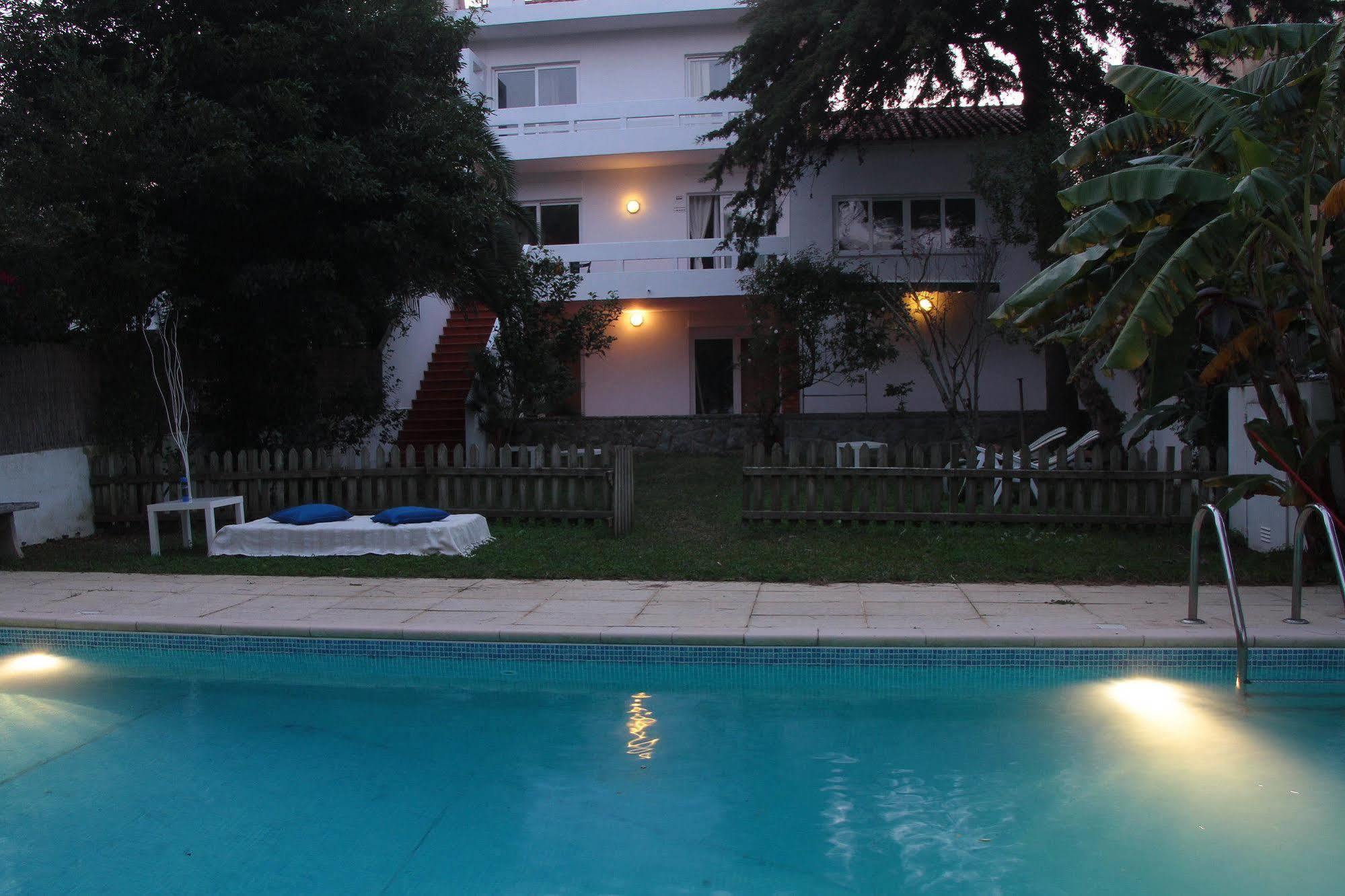 White House 3*