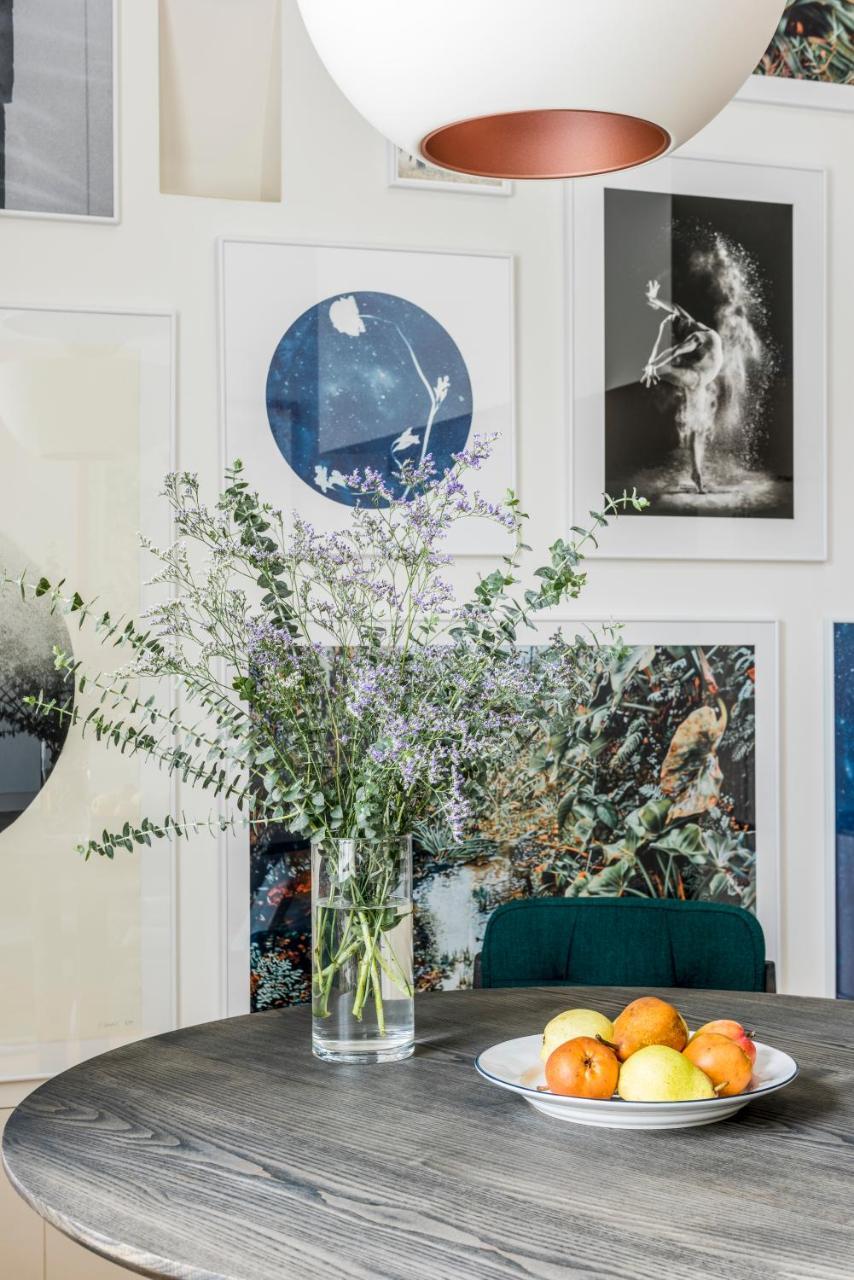 Flattered To Be In Apartamento