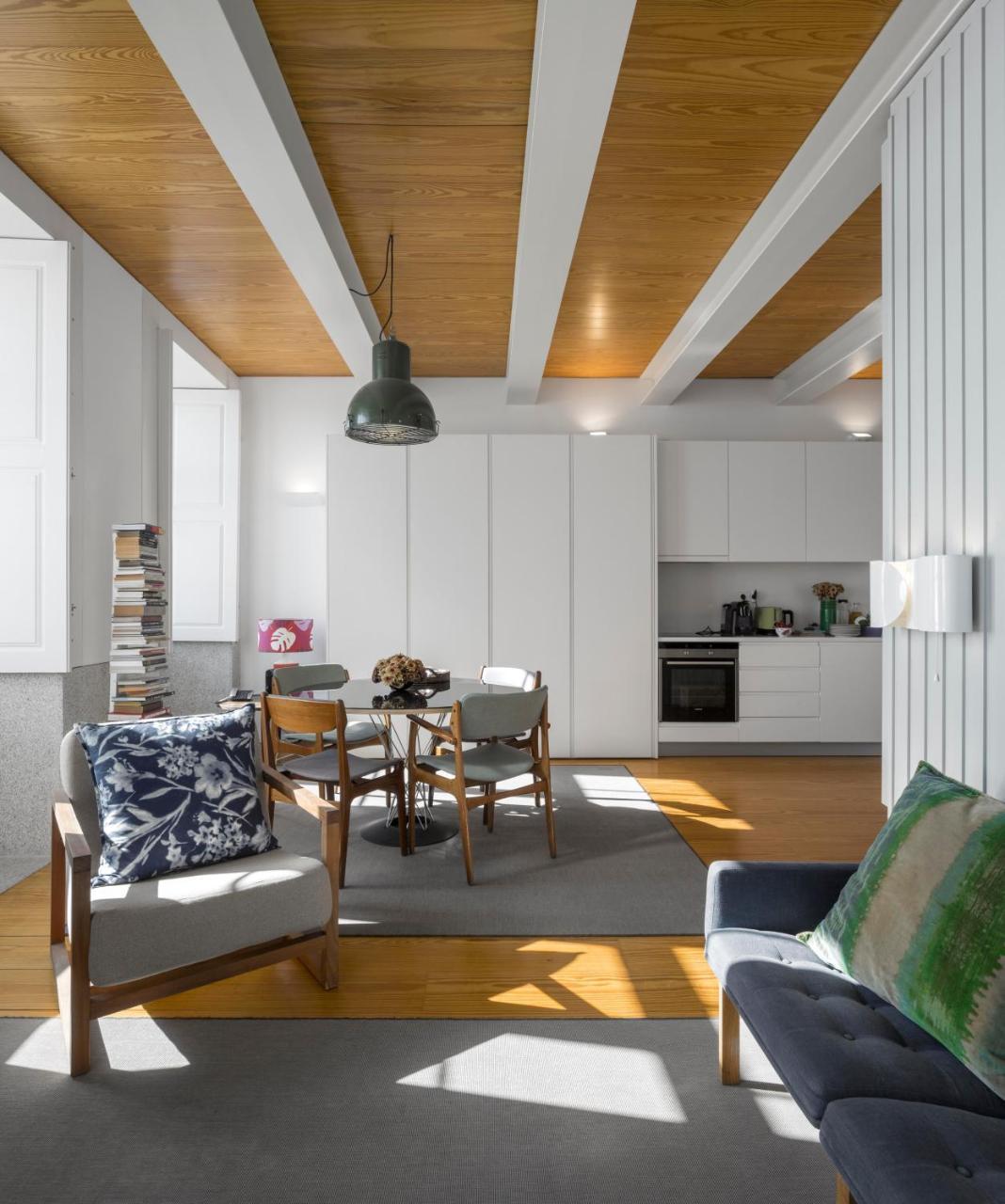 Flattered To Be In Apartamento