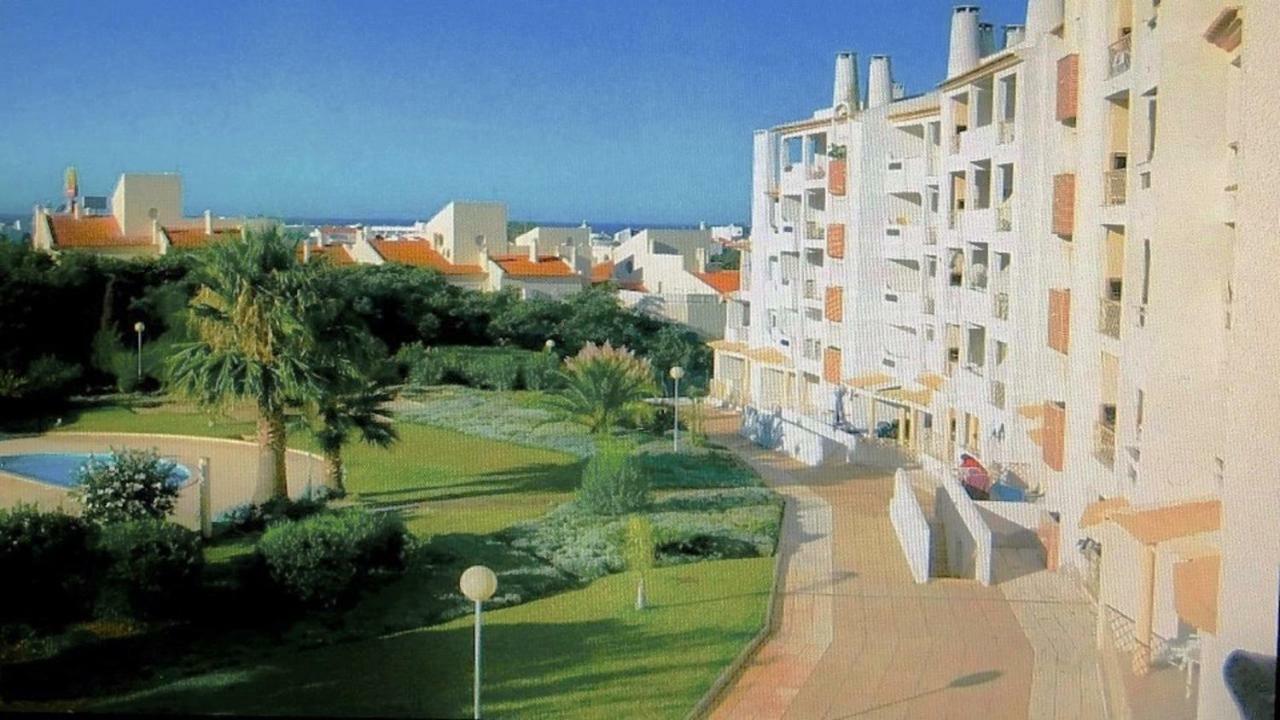 Centrally Located With Pool View Albufeira