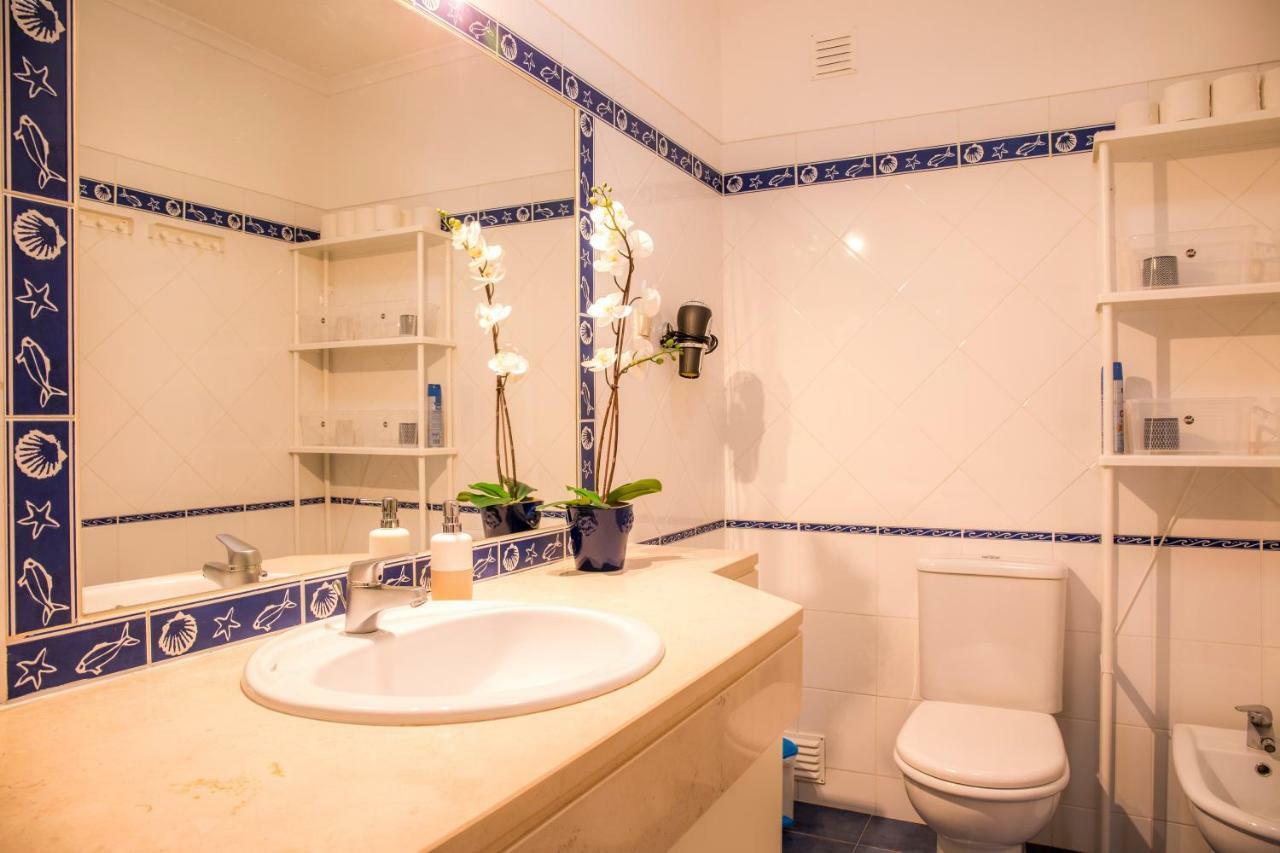 Vinyl Flat - Bed & Breakfast Lagos