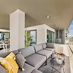 Luxurious Beachside Apartment With Pool & Seaview