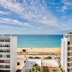 Luxurious Beachside Apartment With Pool & Seaview