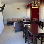 Parque Mourabel Oasis Village&Pe do Lago