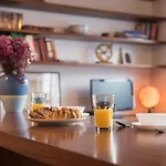 Lovelystay - Charm Beach Apartment By Metro Station