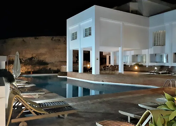 City Walls Rooftop Terrace Duplex @ Citycenter & Beach