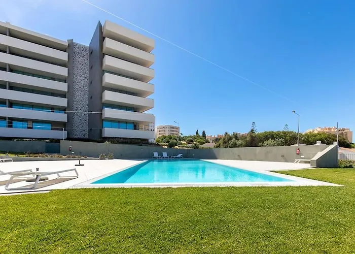 Amazing Central Apartment With Sea-View, Close To Beach With Pool, Sauna, Wifi And Private Parking