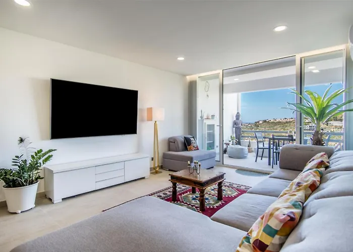Sunny 3-Bedroom Apartment