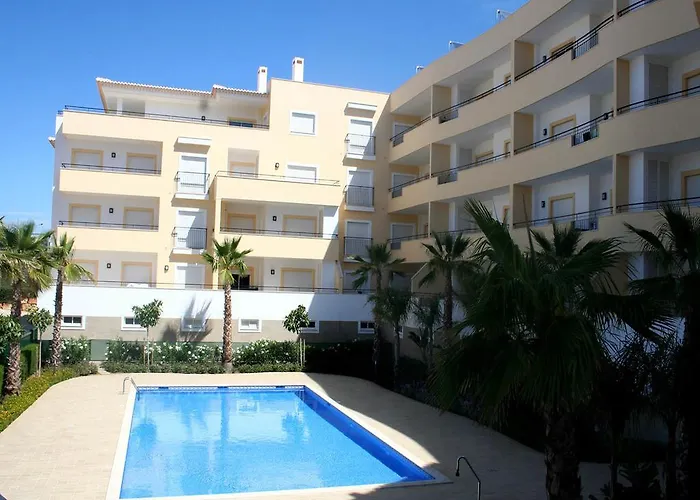C02 - Luxury 3 Bed With Pool View