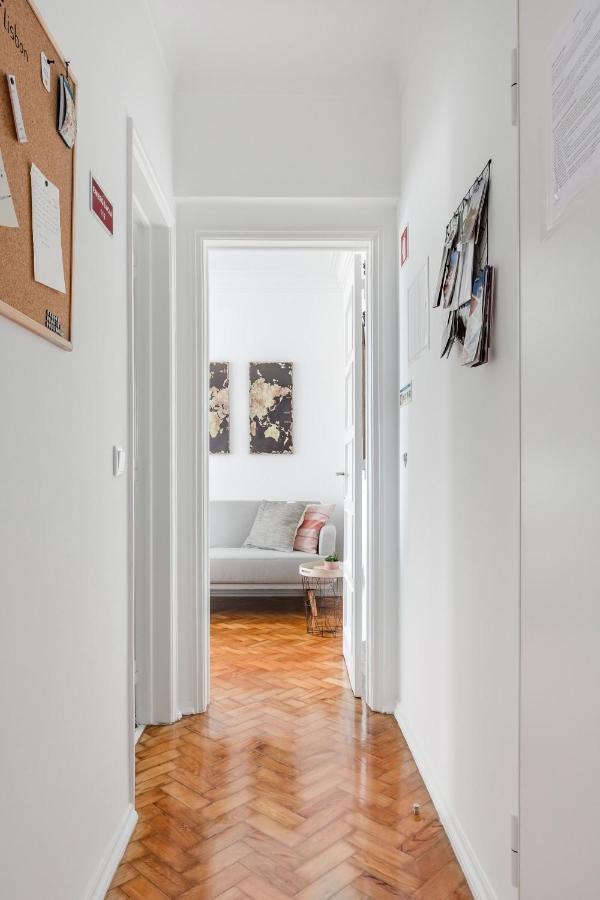 Stroll To Coffee Shops Near A Renovated Hillside In Graca Apartamento Lisboa