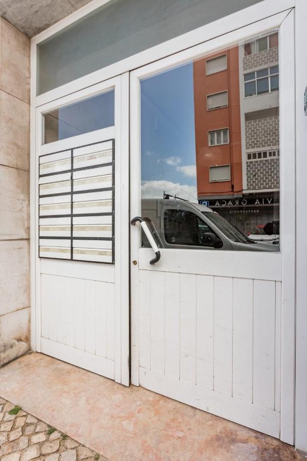 Stroll To Coffee Shops Near A Renovated Hillside In Graca Apartamento *