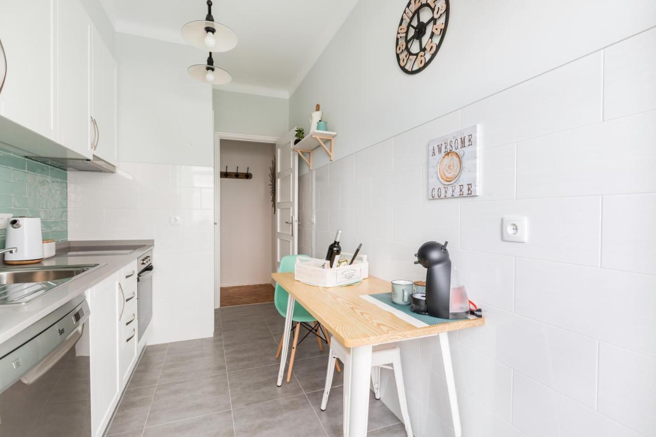 Stroll To Coffee Shops Near A Renovated Hillside In Graca Apartamento *