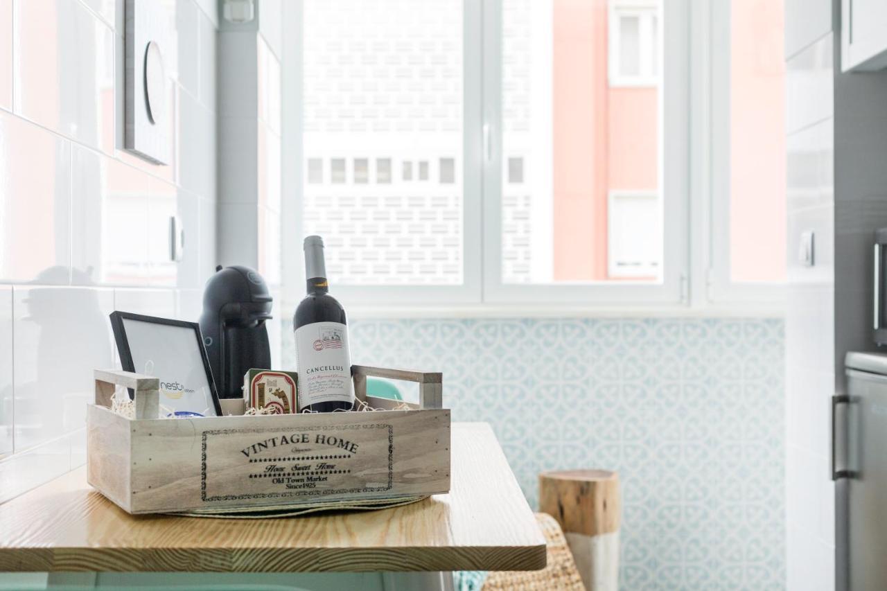 Stroll To Coffee Shops Near A Renovated Hillside In Graca Apartamento Lisboa