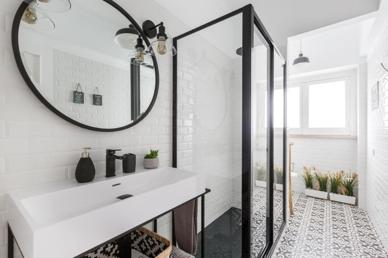 Stroll To Coffee Shops Near A Renovated Hillside In Graca Lisboa