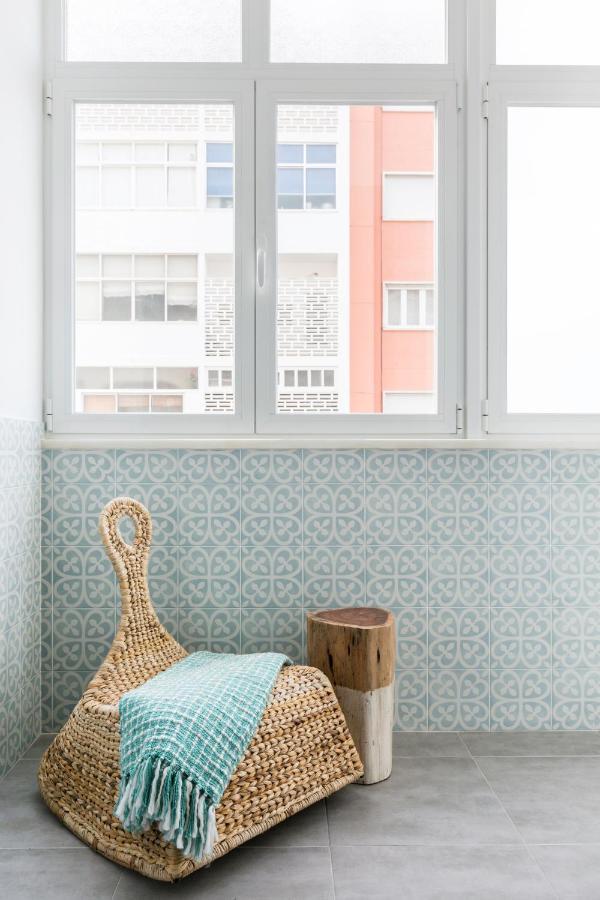 Stroll To Coffee Shops Near A Renovated Hillside In Graca Apartamento *