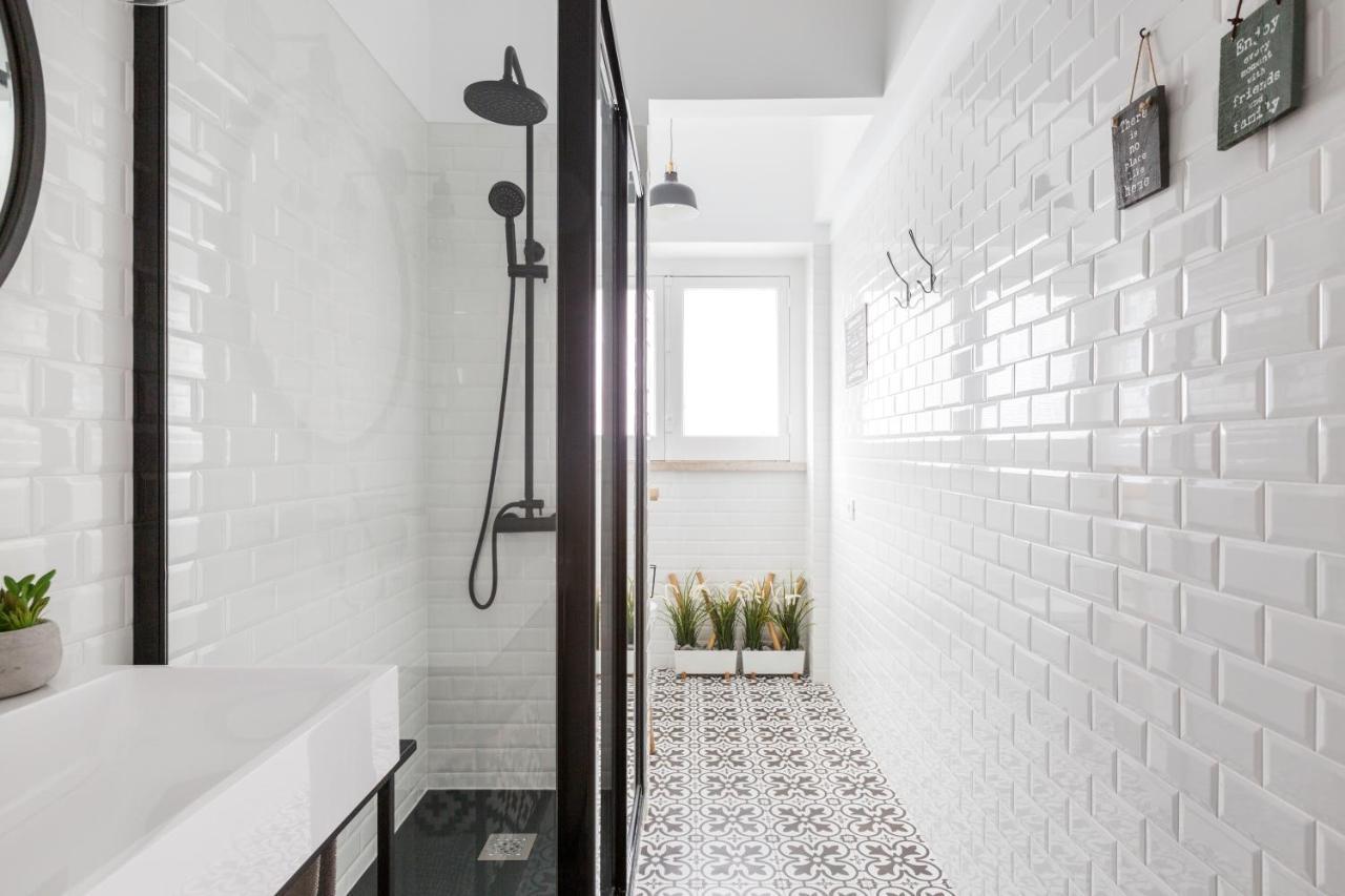 Stroll To Coffee Shops Near A Renovated Hillside In Graca Apartamento Lisboa